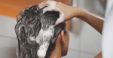 Como cuidar dos cabelos oleosos em casa?