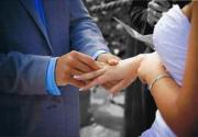 بأي يد وإصبع يرتدي الرجال خاتم الزواج في روسيا؟