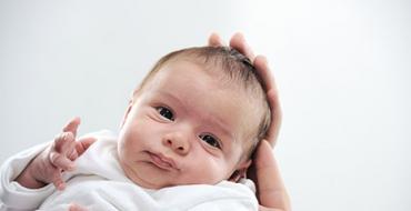 Kaj mora biti dojenček sposoben narediti na mesec: refleksi, spretnosti in reakcije