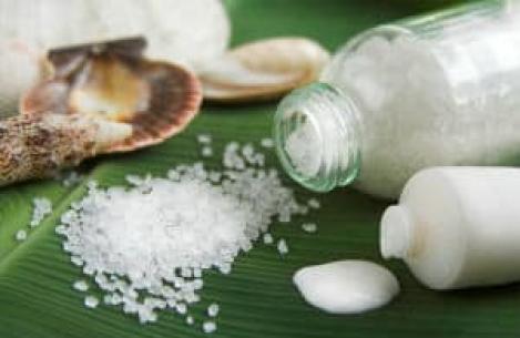 Banja për thonjtë me kripë deti: katër receta efikase Banja me kripë tavoline për thonjtë