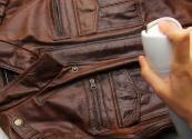 Si të përditësoni një xhaketë lëkure të vjetër dhe të rivendosni ngjyrën e saj